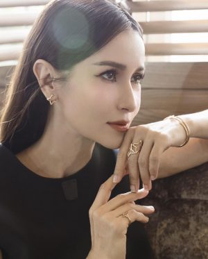 Anne Thongprasom Instagram - Accessorizing with earrings can enhance your everyday look and complement your style. 😊

@louisvuitton #LVBlossom #LVFineJewelry