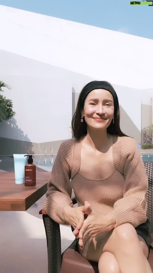 Anne Thongprasom Instagram - ชวนทุกคนมาดูแลผิวให้สุขภาพดีทุกวันด้วย RocsKeLew Body Cream แอนชอบกลิ่นหอมของไพลอ่อนๆ และเนื้อครีมที่บางเบาของครีมตัวนี้มาก ใช้ทาหลังอาบน้ำทุกวัน เพิ่มความชุ่มชื่นให้ผิวและช่วยเสริมเกราะให้ผิวให้แข็งแรงจากมลภาวะต่างๆที่แอนต้องเจอทุกวันค่ะ สอบถามรายละเอียดได้ที่ @rocskelew_thailand 😊