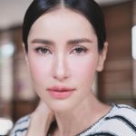 Anne Thongprasom Instagram - โจทย์คือ -ขอรองพื้นแบบบางเบา -ขอคิวโต เส้นคิ้วปัดๆ -ขอสีตาน้อยๆเน้นแต่ขนตา -ขอเงาสันจมูกรับแสงได้ดีเวลาถ่ายรูป -ขอปากอิ่มๆไม่ให้เห็นเส้นตัดขอบปากและมีความ กลอสๆ สดชิ่น ”ขอ“จนช่างดูตาลอยๆนิดนึง แต่ก็พยายามทำให้😂 ขอบคุณนะคะ🤍