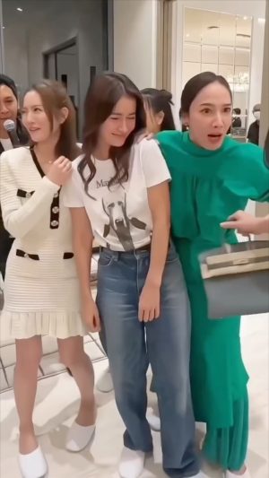 Anne Thongprasom Instagram - ถ้าเปรียบการจับฉลากครั้งนี้ เป็นการประกวด Miss Universe แอนฝ่าด่านความแออัด
(เพราะผู้เข้าชิงเยอะมากก😂) จนเข้ารอบชิง2คนสุดท้าย!!!
-ไม่ต้องเดินประกวด
-ไม่มีคำถามวัดความสามารถ 
-มีแต่ดวงล้วนๆ😂 

ท้ายสุด ผู้ที่ได้ตำแหน่ง Miss Universe  คือคุณนาย  @aff_taksaorn มงลง👑ได้รับทองไป 1ล้าน🎉

ส่วนแอน ได้รับเกียรติเป็นรองอันดับ1 สวมมงเป็น แอนโทเนีย ได้กังหันเรียกเงินของ  @morchang เป็นรางวัลติดมือกลับมา 😂 

ขอบคุณพี่แป้ง พี่เอนะคะ ที่ให้เราได้มาสนุกด้วยกันวันนี้
@panglamsam 

ขอบคุณพี่ป๊อป วราวุธ ที่เป็นผู้จับฉลากดีด
แอนออก ไม่ยอมให้แอนได้แม้แต่รางวัลปลอบใจ!…
ใครก็ได้..ช่วยบีบมือแม่หน่อย!😂