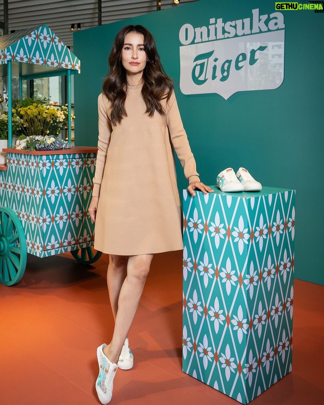 Anne Thongprasom Instagram - มาเตรียมพร้อมอัพเดทลุคซัมเมอร์กับ #OnitsukaTiger MEXICO 66 SABOT ในสีอัพเดทใหม่ที่มีจำหน่ายเฉพาะประเทศไทยเท่านั้น! พร้อมแผ่นรองพื้นรองเท้าในลายที่ได้แรงบันดาลใจมาจากลายผ้าไทย และวันที่ 7-14 มีนาคมนี้ ร้านโอนิซึกะ ไทเกอร์ สาขาสยามสแควร์วัน ยังมีช่อดอกไม้เตรียมไว้พิเศษให้กับลูกค้าทุกคนอีกด้วย อย่าลืมมาช็อปปิ้งกันนะคะ @onitsukatigerth @onitsukatigerofficial