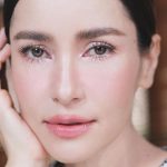 Anne Thongprasom Instagram - โจทย์คือ -ขอรองพื้นแบบบางเบา -ขอคิวโต เส้นคิ้วปัดๆ -ขอสีตาน้อยๆเน้นแต่ขนตา -ขอเงาสันจมูกรับแสงได้ดีเวลาถ่ายรูป -ขอปากอิ่มๆไม่ให้เห็นเส้นตัดขอบปากและมีความ กลอสๆ สดชิ่น ”ขอ“จนช่างดูตาลอยๆนิดนึง แต่ก็พยายามทำให้😂 ขอบคุณนะคะ🤍