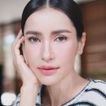 Anne Thongprasom Instagram - โจทย์คือ -ขอรองพื้นแบบบางเบา -ขอคิวโต เส้นคิ้วปัดๆ -ขอสีตาน้อยๆเน้นแต่ขนตา -ขอเงาสันจมูกรับแสงได้ดีเวลาถ่ายรูป -ขอปากอิ่มๆไม่ให้เห็นเส้นตัดขอบปากและมีความ กลอสๆ สดชิ่น ”ขอ“จนช่างดูตาลอยๆนิดนึง แต่ก็พยายามทำให้😂 ขอบคุณนะคะ🤍
