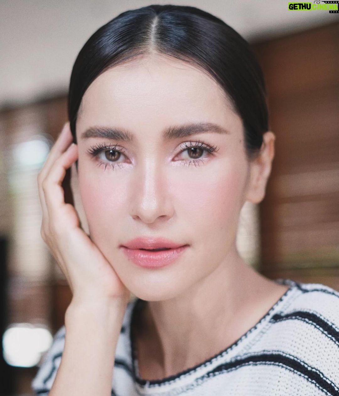 Anne Thongprasom Instagram - โจทย์คือ -ขอรองพื้นแบบบางเบา -ขอคิวโต เส้นคิ้วปัดๆ -ขอสีตาน้อยๆเน้นแต่ขนตา -ขอเงาสันจมูกรับแสงได้ดีเวลาถ่ายรูป -ขอปากอิ่มๆไม่ให้เห็นเส้นตัดขอบปากและมีความ กลอสๆ สดชิ่น ”ขอ“จนช่างดูตาลอยๆนิดนึง แต่ก็พยายามทำให้😂 ขอบคุณนะคะ🤍