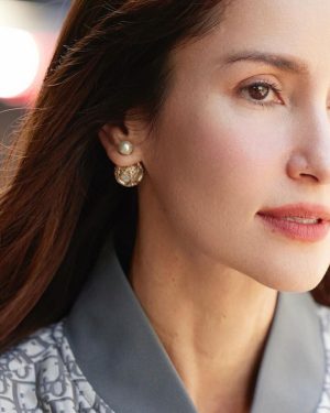 Anne Thongprasom Instagram - Morning ค่ะ🥰
ขอให้วันนี้เป็นวันที่ดี ทำงานกันอย่างมีความสุขกันทุกๆคนนะคะ🤍

@dior #DiorBookTote #DiorCruise