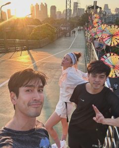 Anne Thongprasom Instagram - นกตื่นเช้า คือนกที่ 8 KM. คุยกันไป 1000 กว่าเรื่อง😂 หายคิดถึงเลย😊 @kugimiyas @sutee_hanui สวนเบญจกิติ