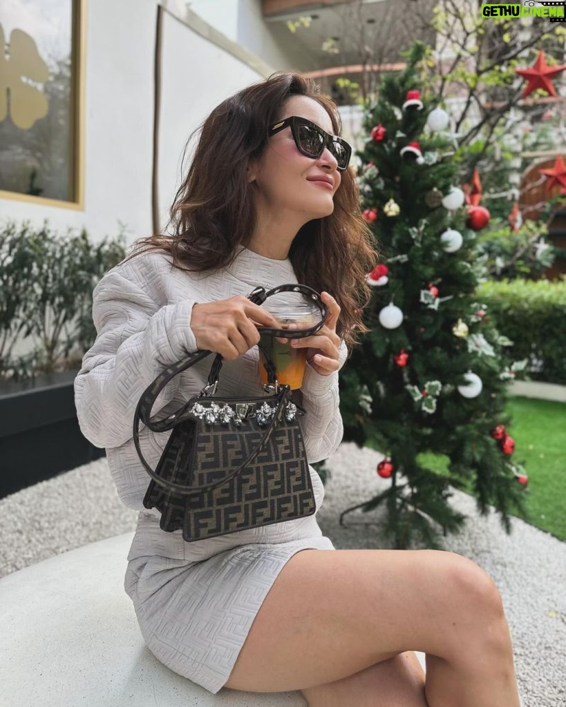 Anne Thongprasom Instagram - Love the festive feeling in Thonglor 🌲🎉🥰 #FendiPeekaboo #FendiGifts @fendi
