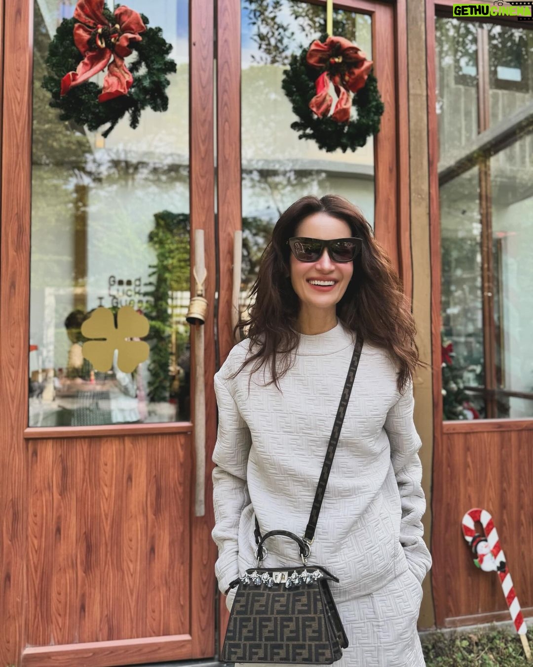Anne Thongprasom Instagram - Love the festive feeling in Thonglor 🌲🎉🥰 #FendiPeekaboo #FendiGifts @fendi