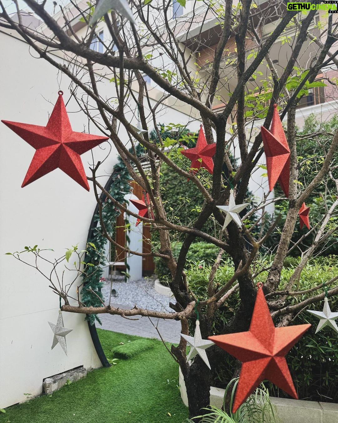 Anne Thongprasom Instagram - Love the festive feeling in Thonglor 🌲🎉🥰 #FendiPeekaboo #FendiGifts @fendi