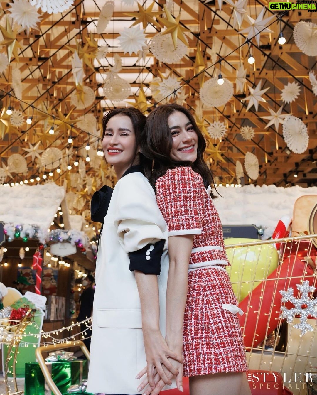 Anne Thongprasom Instagram - พาน้องรัก ‘คิมเบอร์ลี่’เดินทัวร์ EMSHERE แบบช้อปฉ่ำ กินฉ่ำใน The Styler Specialty พร้อมแอบขอ How to มัดใจคุณสามีของคิมซะหน่อย ชมคลิปเต็มของพวกเราได้แล้วใน The Styler Specialty #สไตล์ไม่ลับฉบับคนพิเศษ ทาง Facebook : The Styler และทาง Youtube : https://youtu.be/hYF3NRh6I3o นะคะ #TheStyler #TheStylerSpecialty #สไตล์ไม่ลับฉบับคนพิเศษ #Annethong #Kimberley #EMDISTRICT #EMPORIUM #EMQUARTIER #EMSPHERE #MCard #TheMallGroup Emsphere at EM District