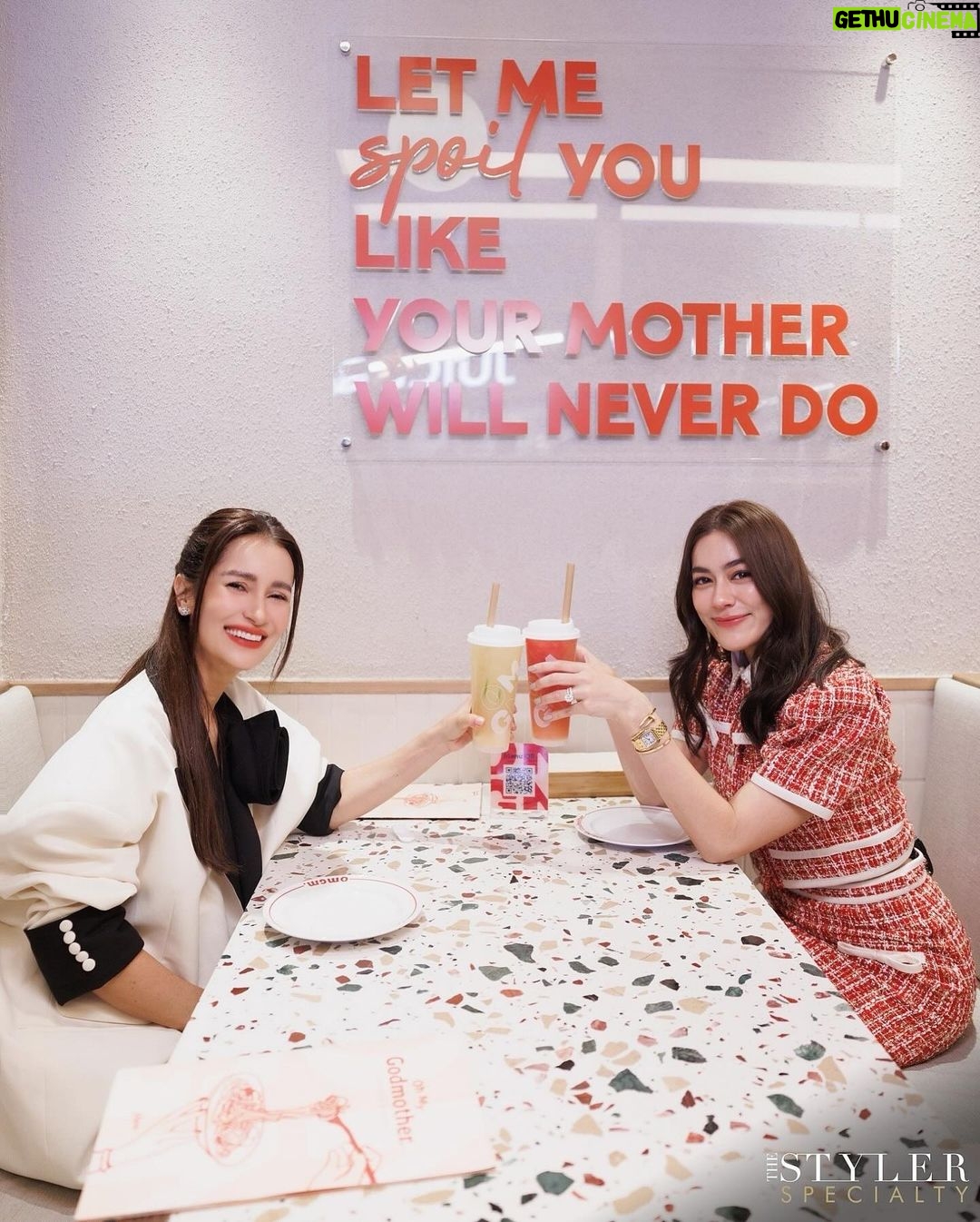 Anne Thongprasom Instagram - พาน้องรัก ‘คิมเบอร์ลี่’เดินทัวร์ EMSHERE แบบช้อปฉ่ำ กินฉ่ำใน The Styler Specialty พร้อมแอบขอ How to มัดใจคุณสามีของคิมซะหน่อย ชมคลิปเต็มของพวกเราได้แล้วใน The Styler Specialty #สไตล์ไม่ลับฉบับคนพิเศษ ทาง Facebook : The Styler และทาง Youtube : https://youtu.be/hYF3NRh6I3o นะคะ #TheStyler #TheStylerSpecialty #สไตล์ไม่ลับฉบับคนพิเศษ #Annethong #Kimberley #EMDISTRICT #EMPORIUM #EMQUARTIER #EMSPHERE #MCard #TheMallGroup Emsphere at EM District