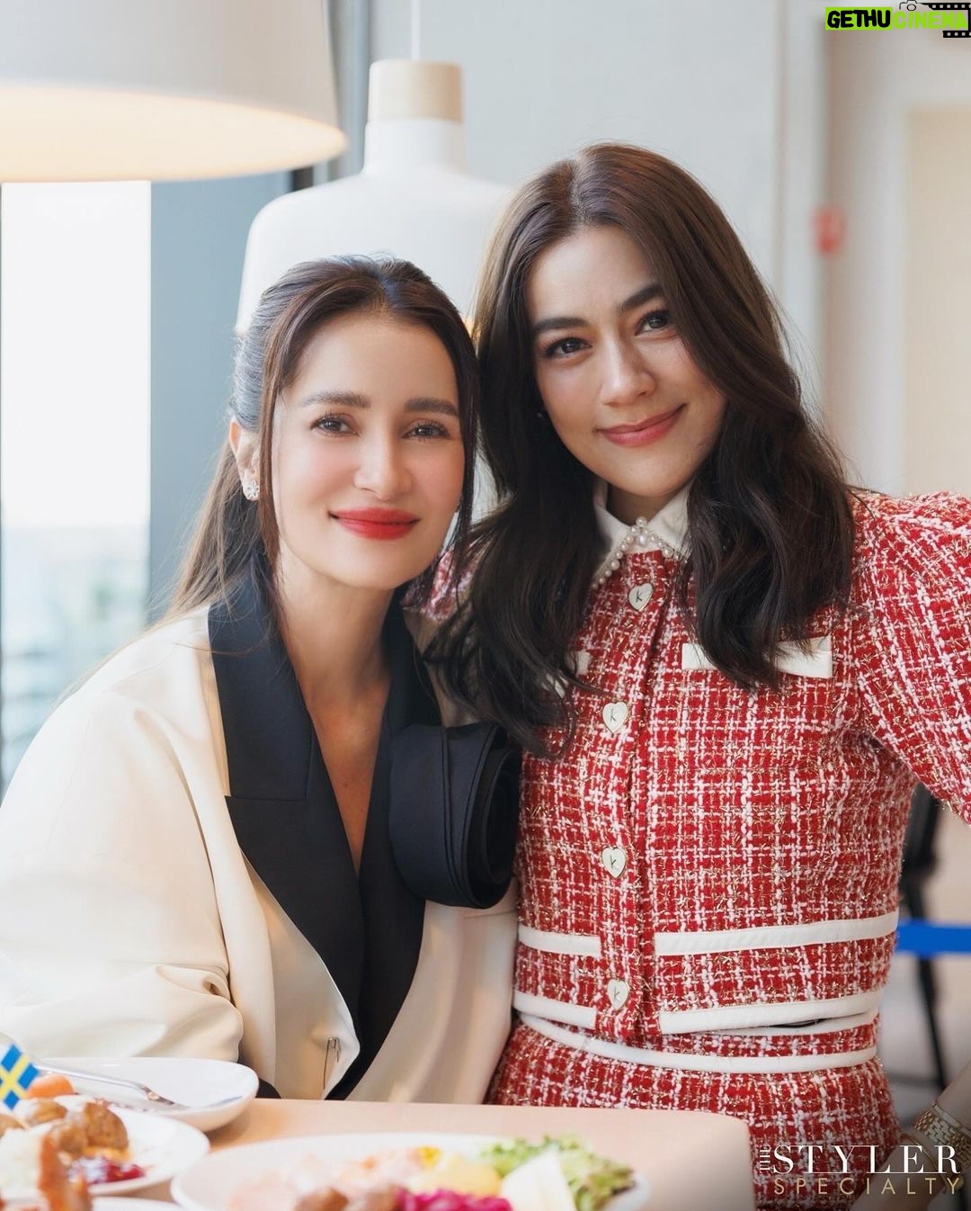 Anne Thongprasom Instagram - พาน้องรัก ‘คิมเบอร์ลี่’เดินทัวร์ EMSHERE แบบช้อปฉ่ำ กินฉ่ำใน The Styler Specialty พร้อมแอบขอ How to มัดใจคุณสามีของคิมซะหน่อย ชมคลิปเต็มของพวกเราได้แล้วใน The Styler Specialty #สไตล์ไม่ลับฉบับคนพิเศษ ทาง Facebook : The Styler และทาง Youtube : https://youtu.be/hYF3NRh6I3o นะคะ #TheStyler #TheStylerSpecialty #สไตล์ไม่ลับฉบับคนพิเศษ #Annethong #Kimberley #EMDISTRICT #EMPORIUM #EMQUARTIER #EMSPHERE #MCard #TheMallGroup Emsphere at EM District