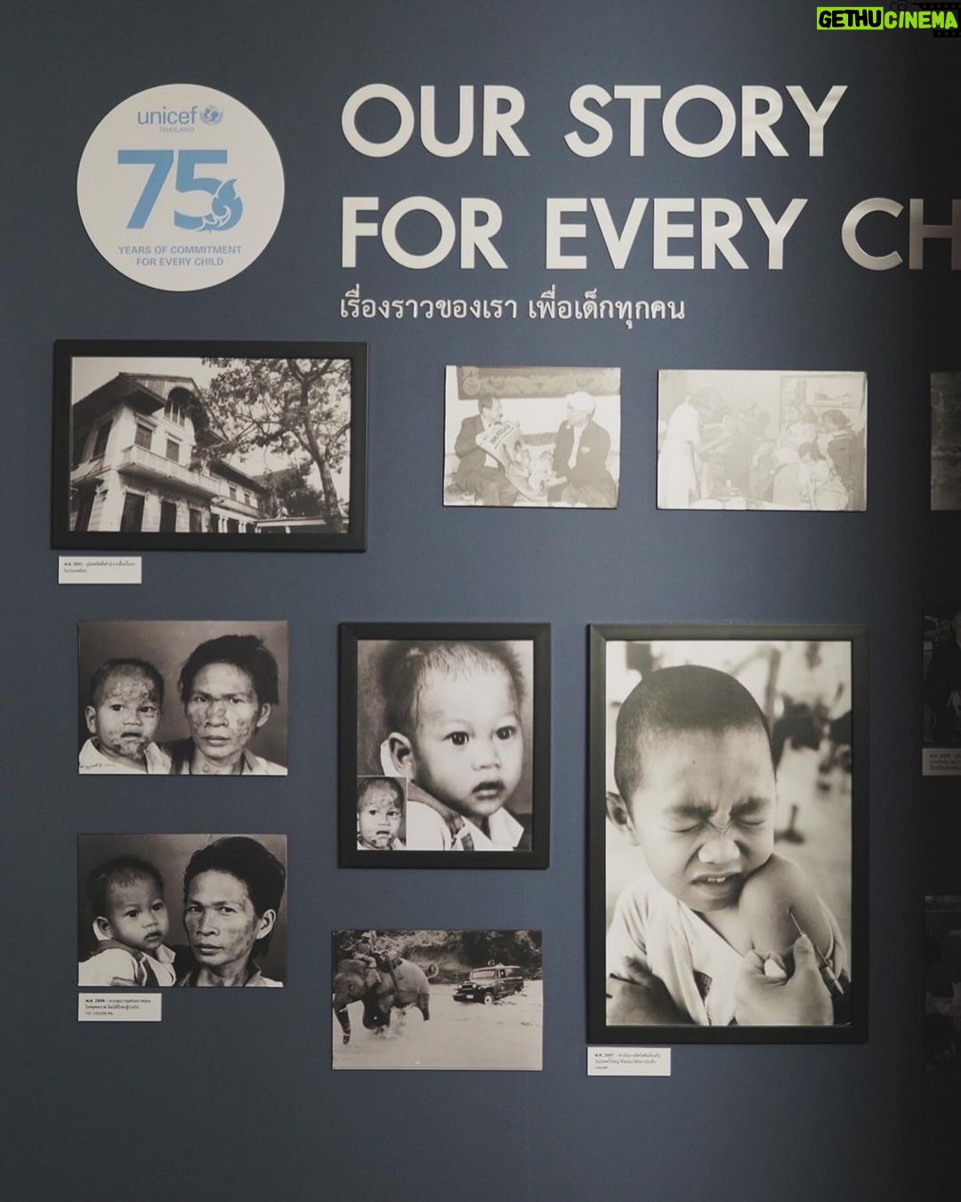 Anne Thongprasom Instagram - การทำให้เด็กทุกคนได้รับการปกป้องคุ้มครอง เข้าถึงการศึกษา อาจช่วยให้ลดการเหลื่อมล้ำทางสังคม และช่วยให้เด็กทุกคนพัฒนาได้อย่างเต็มศักยภาพ แอนขอเป็นกำลังใจให้กับผู้ที่อยู่เบื้องหลังในการช่วยเหลือเด็กๆ แอนเชื่อว่ายังมีพื้นที่ ที่รอคอยความช่วยเหลือจากผู้ที่หัวใจยิ่งใหญ่อีกมากมายค่ะ ขอแสดงความยินดีกับพี่แป้ง นวลพรรณ ล่ำซำ ทูตองค์การยูนิเซฟ ประเทศไทย และขอชื่นชมท่านผู้นำภาคธุรกิจ นักแสดงผู้มีชื่อเสียง และผู้คนในแวดวงในสังคม แอนเชื่อว่าการรวมตัวของท่านในงาน The Blue Carpet Gala for UNICEF (งานกาล่าเพื่อเฉลิมฉลองการทำงานครบรอบ 75 ปี ของยูนิเซฟ ประเทศไทย) มีพลังมหาศาลเพื่อช่วยเหลือ เด็ก ๆ ทั้งในประเทศไทยและทั่วโลกที่กำลังเผชิญกับความท้าทายหลายด้านค่ะ🤍🙏 #BlueCarpetGala #UNICEFThailand75 @unicef_thailand
