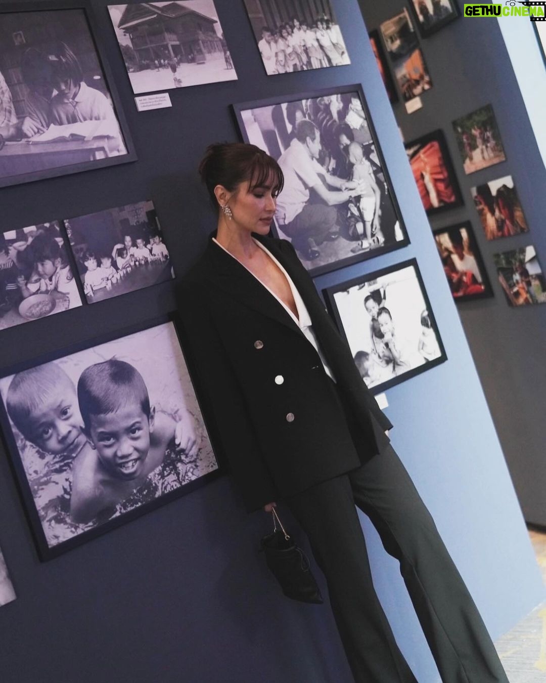 Anne Thongprasom Instagram - การทำให้เด็กทุกคนได้รับการปกป้องคุ้มครอง เข้าถึงการศึกษา อาจช่วยให้ลดการเหลื่อมล้ำทางสังคม และช่วยให้เด็กทุกคนพัฒนาได้อย่างเต็มศักยภาพ แอนขอเป็นกำลังใจให้กับผู้ที่อยู่เบื้องหลังในการช่วยเหลือเด็กๆ แอนเชื่อว่ายังมีพื้นที่ ที่รอคอยความช่วยเหลือจากผู้ที่หัวใจยิ่งใหญ่อีกมากมายค่ะ ขอแสดงความยินดีกับพี่แป้ง นวลพรรณ ล่ำซำ ทูตองค์การยูนิเซฟ ประเทศไทย และขอชื่นชมท่านผู้นำภาคธุรกิจ นักแสดงผู้มีชื่อเสียง และผู้คนในแวดวงในสังคม แอนเชื่อว่าการรวมตัวของท่านในงาน The Blue Carpet Gala for UNICEF (งานกาล่าเพื่อเฉลิมฉลองการทำงานครบรอบ 75 ปี ของยูนิเซฟ ประเทศไทย) มีพลังมหาศาลเพื่อช่วยเหลือ เด็ก ๆ ทั้งในประเทศไทยและทั่วโลกที่กำลังเผชิญกับความท้าทายหลายด้านค่ะ🤍🙏 #BlueCarpetGala #UNICEFThailand75 @unicef_thailand