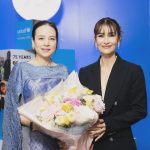 Anne Thongprasom Instagram - การทำให้เด็กทุกคนได้รับการปกป้องคุ้มครอง เข้าถึงการศึกษา อาจช่วยให้ลดการเหลื่อมล้ำทางสังคม และช่วยให้เด็กทุกคนพัฒนาได้อย่างเต็มศักยภาพ แอนขอเป็นกำลังใจให้กับผู้ที่อยู่เบื้องหลังในการช่วยเหลือเด็กๆ แอนเชื่อว่ายังมีพื้นที่ ที่รอคอยความช่วยเหลือจากผู้ที่หัวใจยิ่งใหญ่อีกมากมายค่ะ ขอแสดงความยินดีกับพี่แป้ง นวลพรรณ ล่ำซำ ทูตองค์การยูนิเซฟ ประเทศไทย และขอชื่นชมท่านผู้นำภาคธุรกิจ นักแสดงผู้มีชื่อเสียง และผู้คนในแวดวงในสังคม แอนเชื่อว่าการรวมตัวของท่านในงาน The Blue Carpet Gala for UNICEF (งานกาล่าเพื่อเฉลิมฉลองการทำงานครบรอบ 75 ปี ของยูนิเซฟ ประเทศไทย) มีพลังมหาศาลเพื่อช่วยเหลือ เด็ก ๆ ทั้งในประเทศไทยและทั่วโลกที่กำลังเผชิญกับความท้าทายหลายด้านค่ะ🤍🙏 #BlueCarpetGala #UNICEFThailand75 @unicef_thailand
