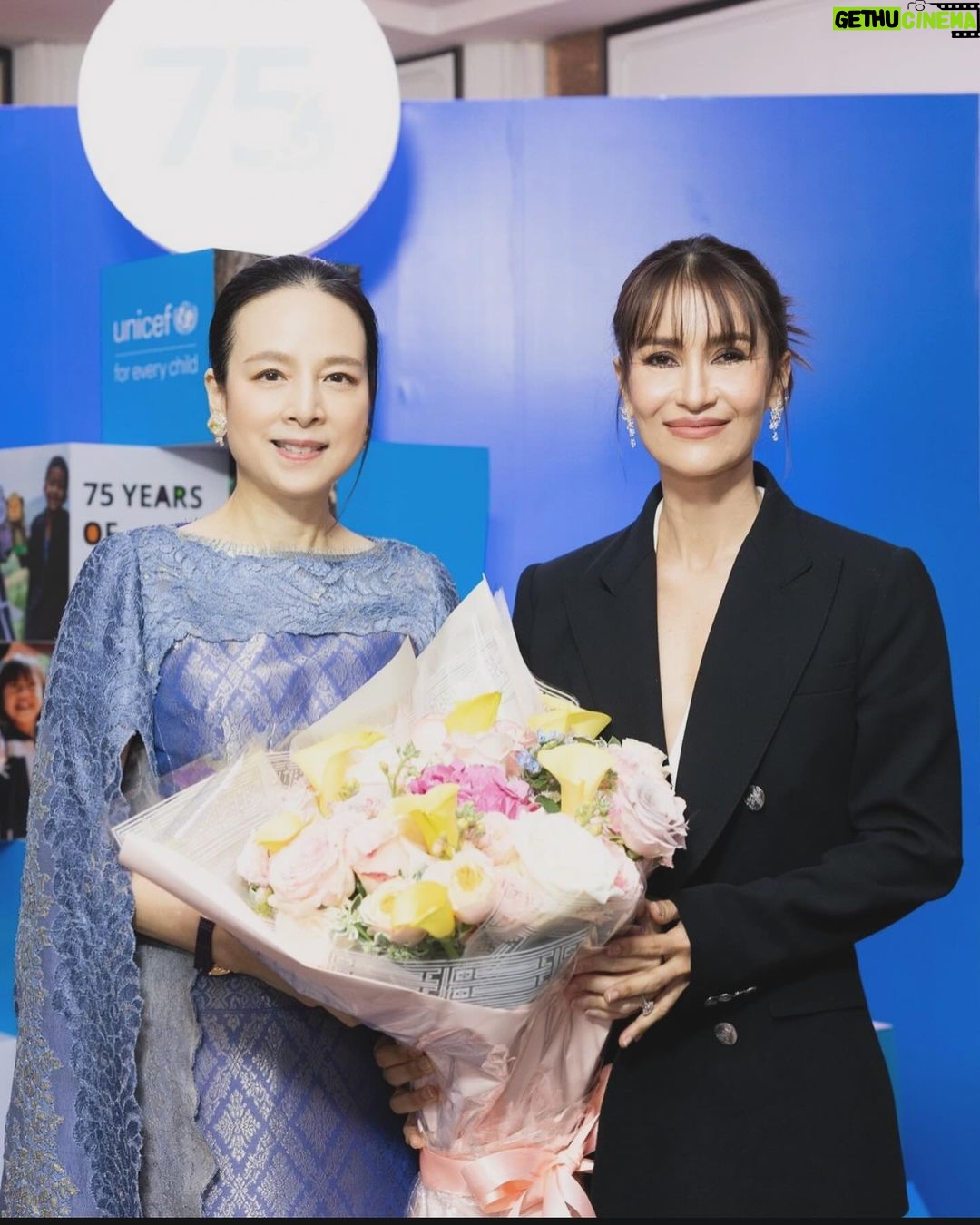 Anne Thongprasom Instagram - การทำให้เด็กทุกคนได้รับการปกป้องคุ้มครอง เข้าถึงการศึกษา อาจช่วยให้ลดการเหลื่อมล้ำทางสังคม และช่วยให้เด็กทุกคนพัฒนาได้อย่างเต็มศักยภาพ แอนขอเป็นกำลังใจให้กับผู้ที่อยู่เบื้องหลังในการช่วยเหลือเด็กๆ แอนเชื่อว่ายังมีพื้นที่ ที่รอคอยความช่วยเหลือจากผู้ที่หัวใจยิ่งใหญ่อีกมากมายค่ะ ขอแสดงความยินดีกับพี่แป้ง นวลพรรณ ล่ำซำ ทูตองค์การยูนิเซฟ ประเทศไทย และขอชื่นชมท่านผู้นำภาคธุรกิจ นักแสดงผู้มีชื่อเสียง และผู้คนในแวดวงในสังคม แอนเชื่อว่าการรวมตัวของท่านในงาน The Blue Carpet Gala for UNICEF (งานกาล่าเพื่อเฉลิมฉลองการทำงานครบรอบ 75 ปี ของยูนิเซฟ ประเทศไทย) มีพลังมหาศาลเพื่อช่วยเหลือ เด็ก ๆ ทั้งในประเทศไทยและทั่วโลกที่กำลังเผชิญกับความท้าทายหลายด้านค่ะ🤍🙏 #BlueCarpetGala #UNICEFThailand75 @unicef_thailand