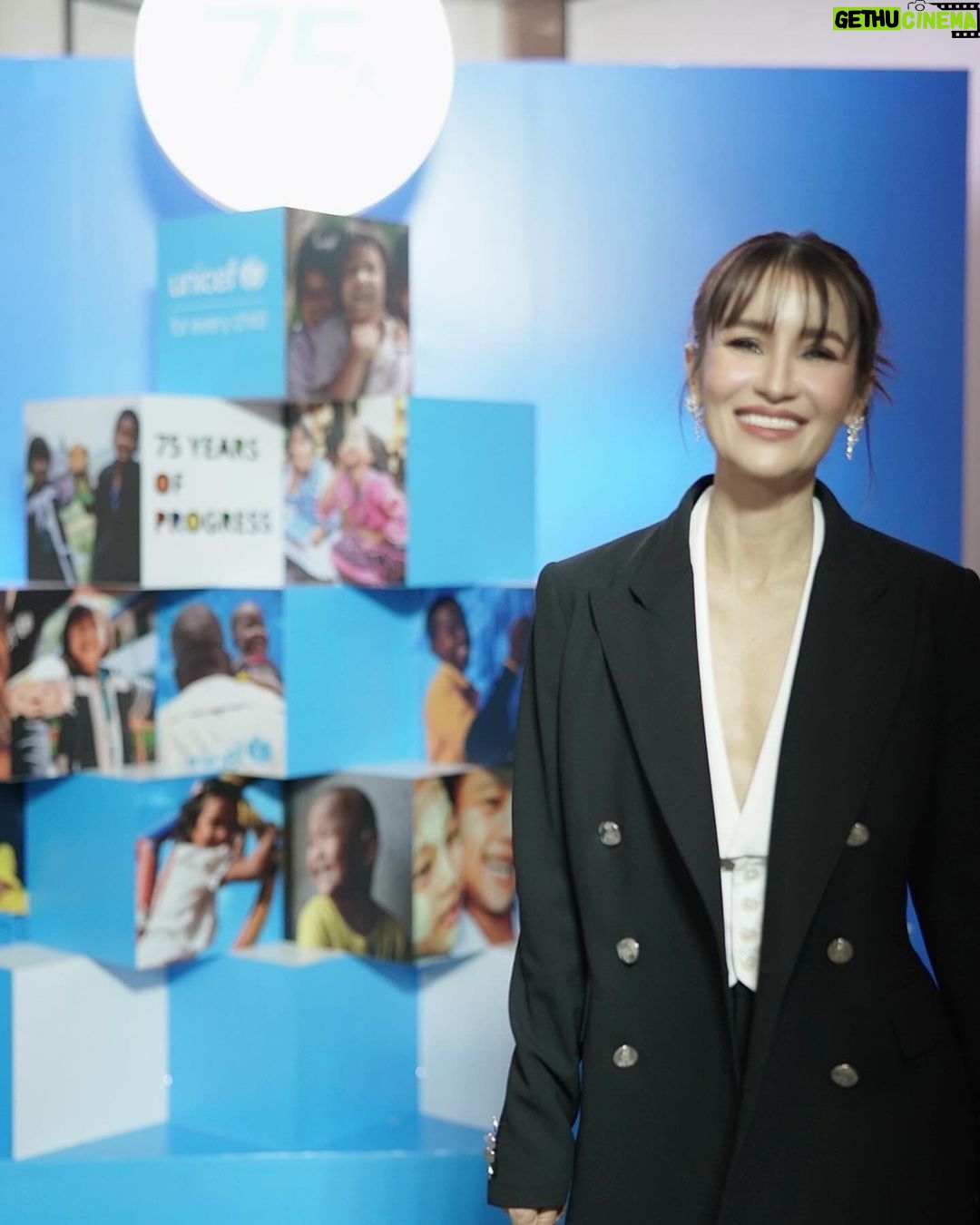Anne Thongprasom Instagram - การทำให้เด็กทุกคนได้รับการปกป้องคุ้มครอง เข้าถึงการศึกษา อาจช่วยให้ลดการเหลื่อมล้ำทางสังคม และช่วยให้เด็กทุกคนพัฒนาได้อย่างเต็มศักยภาพ แอนขอเป็นกำลังใจให้กับผู้ที่อยู่เบื้องหลังในการช่วยเหลือเด็กๆ แอนเชื่อว่ายังมีพื้นที่ ที่รอคอยความช่วยเหลือจากผู้ที่หัวใจยิ่งใหญ่อีกมากมายค่ะ ขอแสดงความยินดีกับพี่แป้ง นวลพรรณ ล่ำซำ ทูตองค์การยูนิเซฟ ประเทศไทย และขอชื่นชมท่านผู้นำภาคธุรกิจ นักแสดงผู้มีชื่อเสียง และผู้คนในแวดวงในสังคม แอนเชื่อว่าการรวมตัวของท่านในงาน The Blue Carpet Gala for UNICEF (งานกาล่าเพื่อเฉลิมฉลองการทำงานครบรอบ 75 ปี ของยูนิเซฟ ประเทศไทย) มีพลังมหาศาลเพื่อช่วยเหลือ เด็ก ๆ ทั้งในประเทศไทยและทั่วโลกที่กำลังเผชิญกับความท้าทายหลายด้านค่ะ🤍🙏 #BlueCarpetGala #UNICEFThailand75 @unicef_thailand