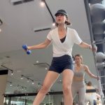 Anne Thongprasom Instagram - อยากมีรูปร่างให้เป็นทรง ต้องสร้างกล้ามเนื้อ💪 อยากลดไขมัน ก็ต้องมีกล้ามเนื้อ💪 กล้ามเนื้อ ช่วยให้การเผาผลาญของเราที่ดีขึ้น กล้ามเนื้อช่วยให้มีความแข็งแรงที่มากขึ้น และกล้ามเนื้อทำให้รูปร่างเป็นทรงมากขึ้น โปรแกรมที่แอนเล่นวันนี้ แอนเน้นกล้ามเนื้อและ cardio หากิจกรรม การออกกำลังกาย ให้ตรงจริตและความชอบของเราไว้นะคะ💪🏃‍♀️😊 (Dumbbell แอนใช้ลูก3โล ใครสะดวกใช้2 หรือ 1 ตามกำลังที่ไหวได้เลยค่ะ) ขอให้ทุกคนมีหุ่นที่สวยและดูแข็งแรงนะคะ😊