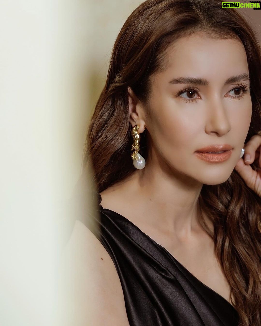 Anne Thongprasom Instagram - PACHAREE แบรนด์จิวเวลรี่ไทย-สวิส ที่มีแฟนคลับทั่วโลกที่รักในงานแกะมือและมุกรูปทรงเก๋ หายากมาออกแบบให้ดู modern ไม่เหมือนใคร ได้เปิดร้าน Flagship Store ที่ Emquatier ชั้น M เป็นห้างที่แรกและที่เดียวในโลกที่มีชิ้นงานของ PACHAREE collection และ fine jewelry เยอะที่สุด มาชมงานแกะมือที่ละเอียดกับมุกรูปทรงที่หายากเสน่ห์ของแบรนด์ ที่ style ออกมาได้เท่ และ classic ได้ที่ Emquatier ค่ะ (ติดกับ Celine และ arabica)