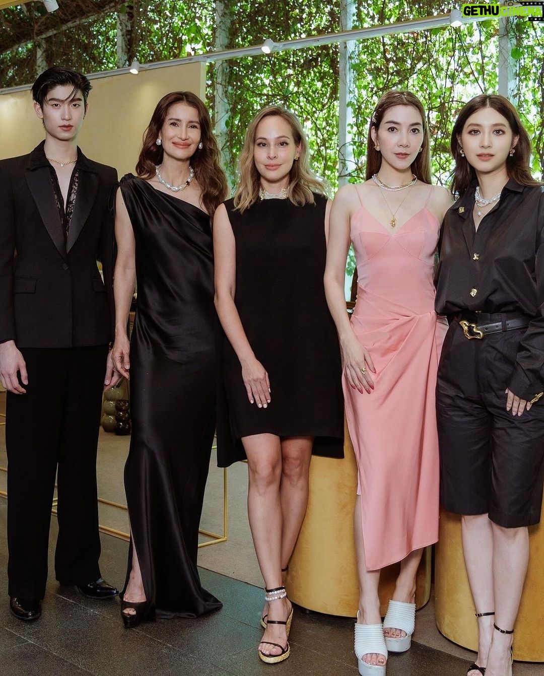 Anne Thongprasom Instagram - PACHAREE แบรนด์จิวเวลรี่ไทย-สวิส ที่มีแฟนคลับทั่วโลกที่รักในงานแกะมือและมุกรูปทรงเก๋ หายากมาออกแบบให้ดู modern ไม่เหมือนใคร ได้เปิดร้าน Flagship Store ที่ Emquatier ชั้น M เป็นห้างที่แรกและที่เดียวในโลกที่มีชิ้นงานของ PACHAREE collection และ fine jewelry เยอะที่สุด มาชมงานแกะมือที่ละเอียดกับมุกรูปทรงที่หายากเสน่ห์ของแบรนด์ ที่ style ออกมาได้เท่ และ classic ได้ที่ Emquatier ค่ะ (ติดกับ Celine และ arabica)