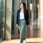 Anne Thongprasom Instagram - ทริคการเลือก outfit สำหรับการแต่งตัวของแอนที่ง่าย แต่เวิร์คเกินคาด ลงตัวกับไลฟ์สไตล์ของแอนที่มีหลากหลายกิจกรรม กับกางเกง Miracle Air ทรงสวย น้ำหนักเบา ใส่สบายทั้งวัน และคุ้มค่ามากๆ ใส่ได้หลากหลายโอกาส ทั้งวันที่ต้องจริงจัง และวันสบายๆ ช่วงนี้มีของใหม่ที่ดีต่อใจเยอะมาก ไปเลือกลองกันได้ที่ยูนิโคล่ทุกสาขาและออนไลน์สโตร์นะคะ ❤️ Overall look from @UniqloThailand เสื้อ Knit สีขาว : Mesh Sleeveless Sweater กางเกงสีเขียว: Miracle Air Pleated pants เสื้อแจ็คเก็ต: Miracle Air Jacket เสื้อตัวในพร้อมบราในตัว : AIRism Bra Camisole #Uniqlothailand #MiracleAir #เบาสบายเหนือจินตนาการ