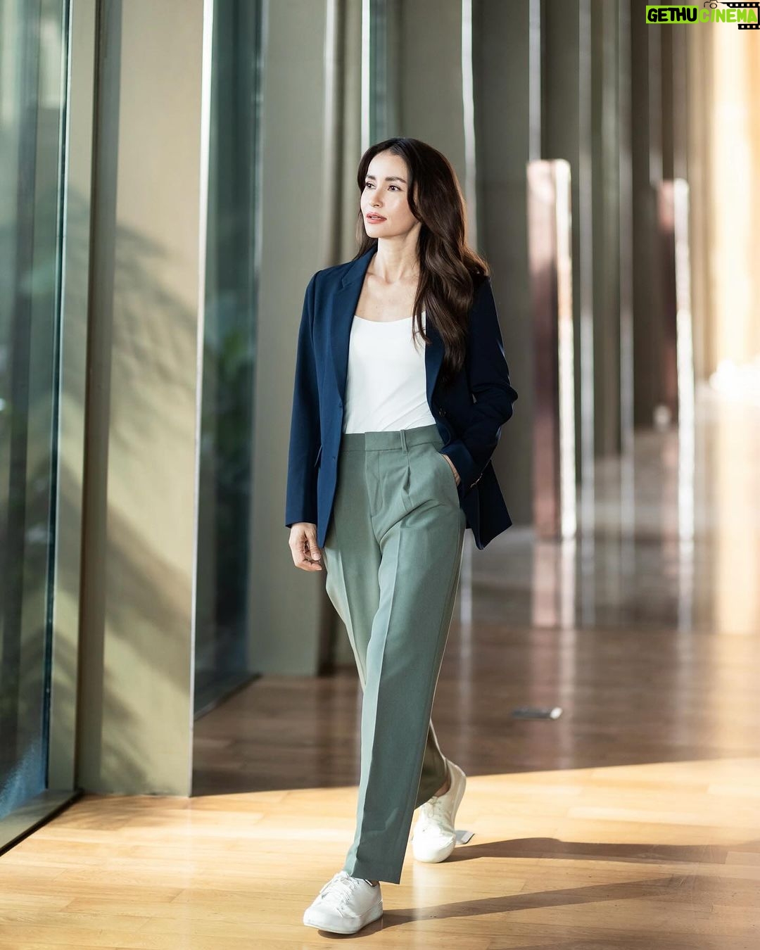 Anne Thongprasom Instagram - ทริคการเลือก outfit สำหรับการแต่งตัวของแอนที่ง่าย แต่เวิร์คเกินคาด ลงตัวกับไลฟ์สไตล์ของแอนที่มีหลากหลายกิจกรรม กับกางเกง Miracle Air ทรงสวย น้ำหนักเบา ใส่สบายทั้งวัน และคุ้มค่ามากๆ ใส่ได้หลากหลายโอกาส ทั้งวันที่ต้องจริงจัง และวันสบายๆ ช่วงนี้มีของใหม่ที่ดีต่อใจเยอะมาก ไปเลือกลองกันได้ที่ยูนิโคล่ทุกสาขาและออนไลน์สโตร์นะคะ ❤️ Overall look from @UniqloThailand เสื้อ Knit สีขาว : Mesh Sleeveless Sweater กางเกงสีเขียว: Miracle Air Pleated pants เสื้อแจ็คเก็ต: Miracle Air Jacket เสื้อตัวในพร้อมบราในตัว : AIRism Bra Camisole #Uniqlothailand #MiracleAir #เบาสบายเหนือจินตนาการ
