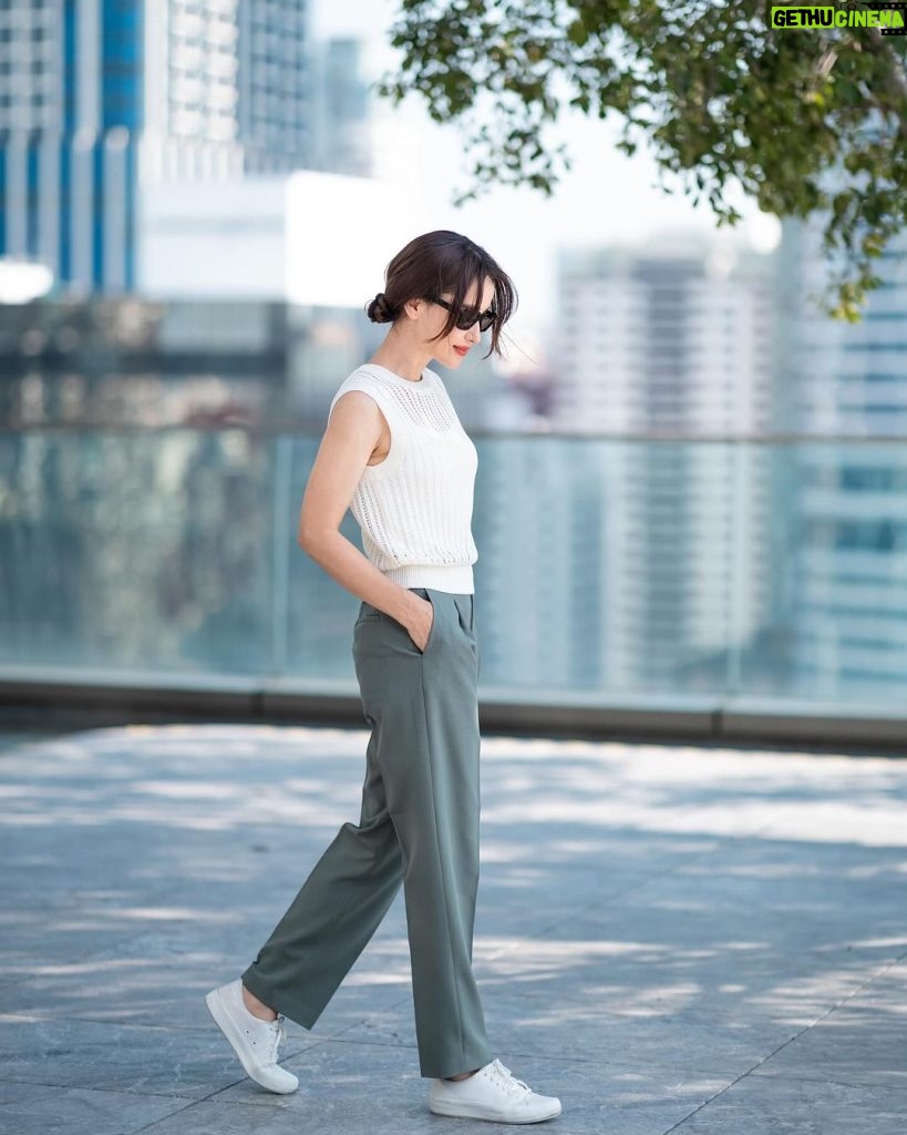 Anne Thongprasom Instagram - ทริคการเลือก outfit สำหรับการแต่งตัวของแอนที่ง่าย แต่เวิร์คเกินคาด ลงตัวกับไลฟ์สไตล์ของแอนที่มีหลากหลายกิจกรรม กับกางเกง Miracle Air ทรงสวย น้ำหนักเบา ใส่สบายทั้งวัน และคุ้มค่ามากๆ ใส่ได้หลากหลายโอกาส ทั้งวันที่ต้องจริงจัง และวันสบายๆ ช่วงนี้มีของใหม่ที่ดีต่อใจเยอะมาก ไปเลือกลองกันได้ที่ยูนิโคล่ทุกสาขาและออนไลน์สโตร์นะคะ ❤ Overall look from @UniqloThailand เสื้อ Knit สีขาว : Mesh Sleeveless Sweater กางเกงสีเขียว: Miracle Air Pleated pants เสื้อแจ็คเก็ต: Miracle Air Jacket เสื้อตัวในพร้อมบราในตัว : AIRism Bra Camisole #Uniqlothailand #MiracleAir #เบาสบายเหนือจินตนาการ