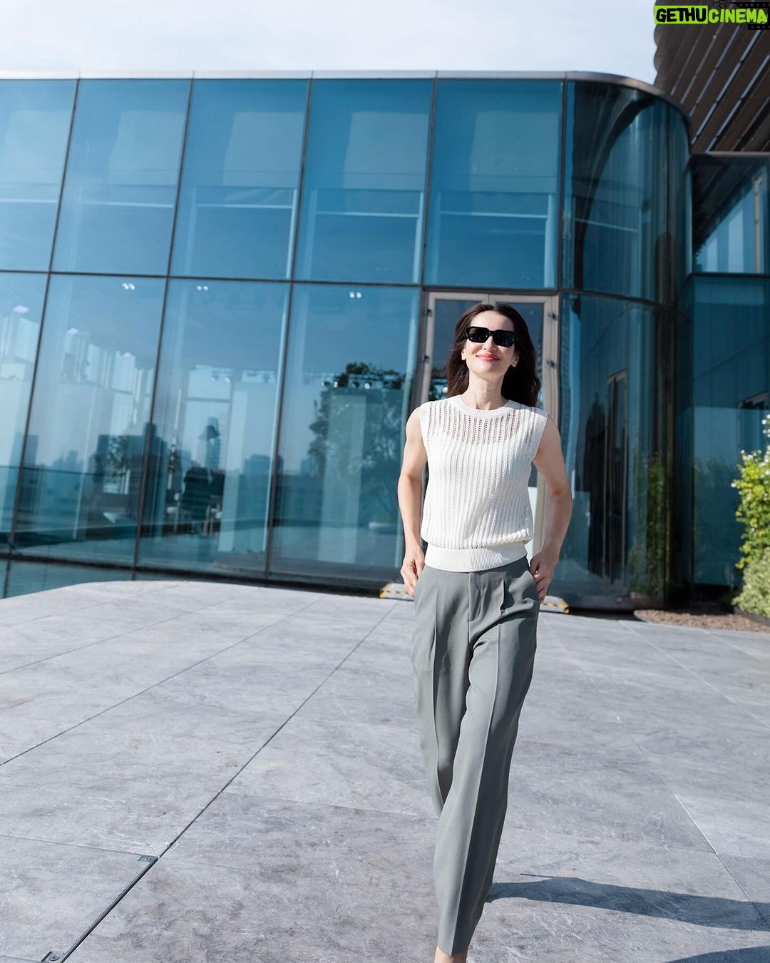 Anne Thongprasom Instagram - ทริคการเลือก outfit สำหรับการแต่งตัวของแอนที่ง่าย แต่เวิร์คเกินคาด ลงตัวกับไลฟ์สไตล์ของแอนที่มีหลากหลายกิจกรรม กับกางเกง Miracle Air ทรงสวย น้ำหนักเบา ใส่สบายทั้งวัน และคุ้มค่ามากๆ ใส่ได้หลากหลายโอกาส ทั้งวันที่ต้องจริงจัง และวันสบายๆ ช่วงนี้มีของใหม่ที่ดีต่อใจเยอะมาก ไปเลือกลองกันได้ที่ยูนิโคล่ทุกสาขาและออนไลน์สโตร์นะคะ ❤️ Overall look from @UniqloThailand เสื้อ Knit สีขาว : Mesh Sleeveless Sweater กางเกงสีเขียว: Miracle Air Pleated pants เสื้อแจ็คเก็ต: Miracle Air Jacket เสื้อตัวในพร้อมบราในตัว : AIRism Bra Camisole #Uniqlothailand #MiracleAir #เบาสบายเหนือจินตนาการ