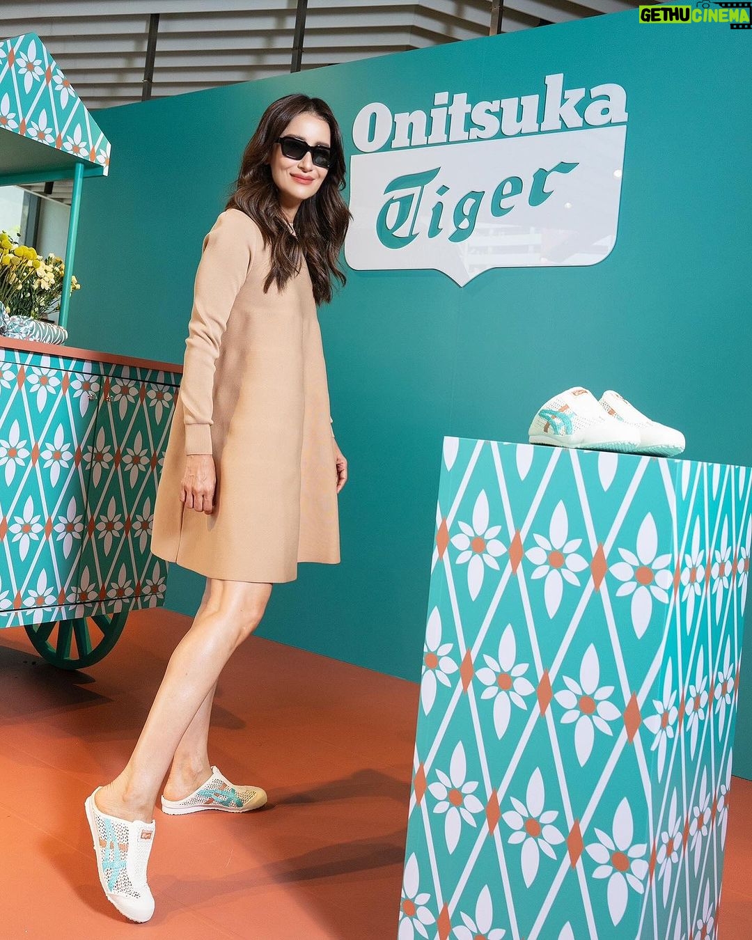 Anne Thongprasom Instagram - มาเตรียมพร้อมอัพเดทลุคซัมเมอร์กับ #OnitsukaTiger MEXICO 66 SABOT ในสีอัพเดทใหม่ที่มีจำหน่ายเฉพาะประเทศไทยเท่านั้น! พร้อมแผ่นรองพื้นรองเท้าในลายที่ได้แรงบันดาลใจมาจากลายผ้าไทย และวันที่ 7-14 มีนาคมนี้ ร้านโอนิซึกะ ไทเกอร์ สาขาสยามสแควร์วัน ยังมีช่อดอกไม้เตรียมไว้พิเศษให้กับลูกค้าทุกคนอีกด้วย อย่าลืมมาช็อปปิ้งกันนะคะ @onitsukatigerth @onitsukatigerofficial