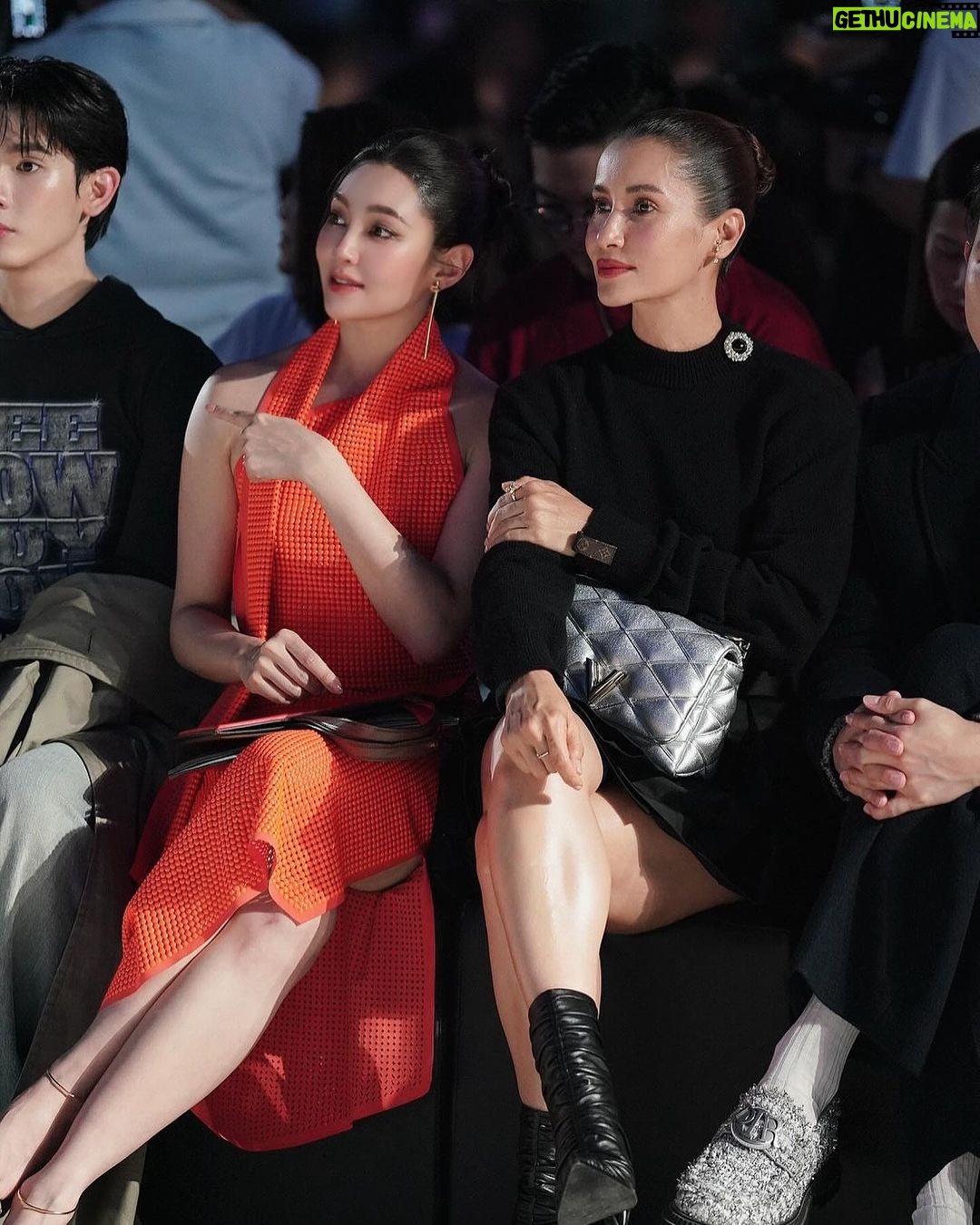Anne Thongprasom Instagram - แอนมาอัปเดตเทรนด์แฟชั่นของ SPRING/SUMMER 2024 จากแบรนด์แฟชั่นชั้นนำที่ @emporium_emquartier และ @theemsphere ในงาน WORLD‘S FASHION DISTRICT: EQUINOX SUMMER 2024 !!! รอติดตามชมบรรยากาศเต็มๆได้ที่ #TheStyler เร็วๆนี้ นะคะ🤗 📍Roof top, EM Tower, Emsphere #EquinoxSummer24 #EMPORIUM #EMQUARTIER #EMSPHERE #EMDISTRICT #EMFASHIONICON