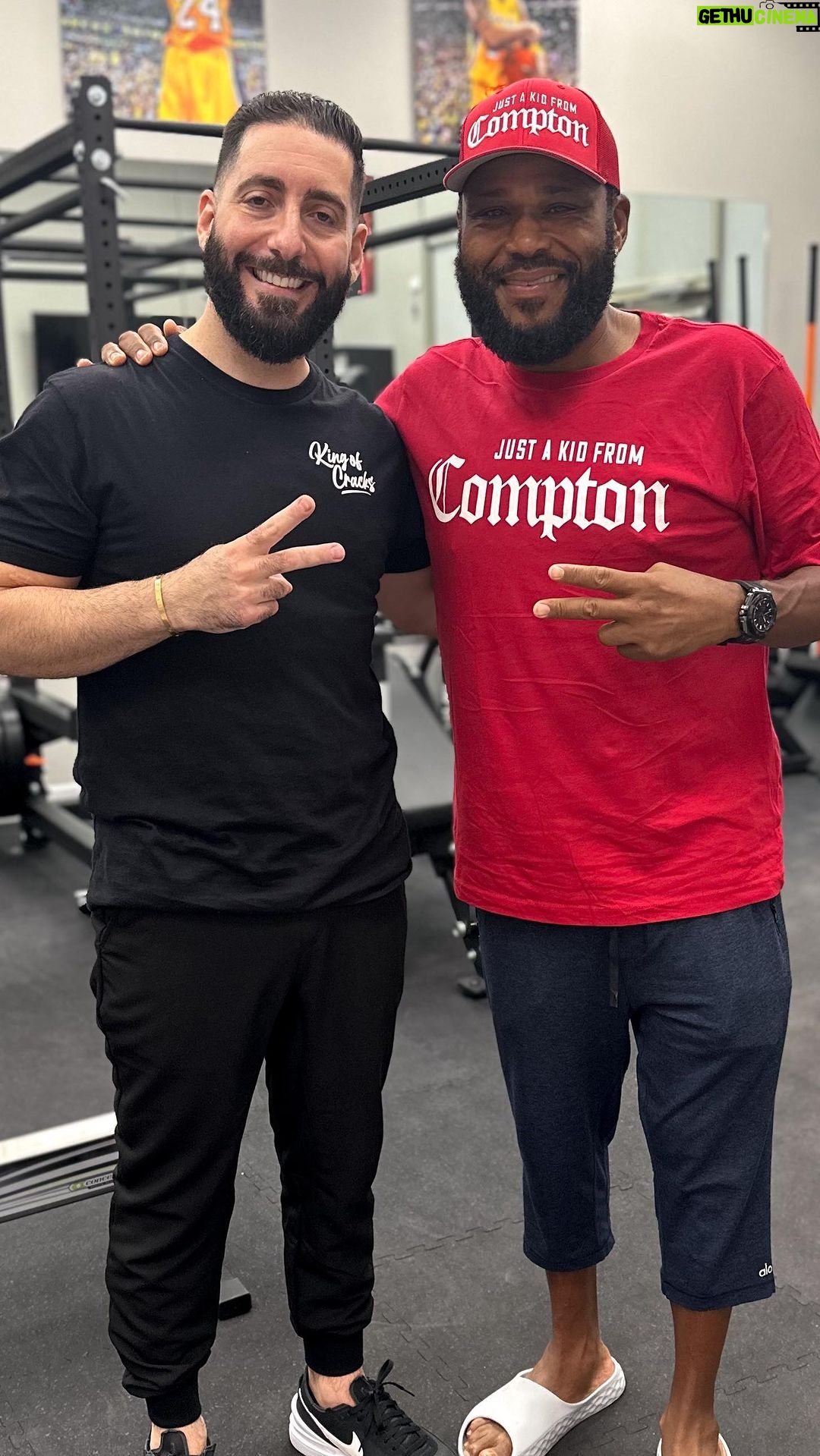 Anthony Anderson - 59.9K Likes - My session with the kid from Compton @anthonyanderson 🙌 #kingofcracks #chiropractor #chiroptactic #anthonyanderson #selfcare #education #blackish