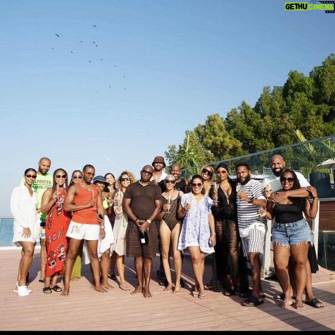 Anthony Anderson Instagram - We had a great time on @nurai_island jet skis, chefs, unparalleled service and lots of love! thank you for hosting us for the day. @melt.Mideast #justakidfromcompton #huskyandhandsome #nuraiisland #acbarbeque #meltgolfclassicbysteveharvey #imabudhani Nurai Island
