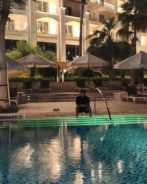 Anthony Anderson Instagram - I just spent an unforgettable week at @waldorfdubai, there’s nothing quite like uninterrupted ocean views, I can't stop smiling! This place is pure magic. The food was incredible and the staff made me feel like I was home. Can’t wait to return. #justakidfromcompton  #huskyandhandsome #acbarbeque #dubai