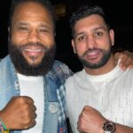 Anthony Anderson Instagram - Minding my business in Saudi and look who I bump into. @postmalone @amirkingkhan I walk into a dressing room and @shaolindaillest and crew started chanting “whoop Dat trick” Our art is amazing. It traverses the world and connects us all! Thanks for the hook up @saud.013 and Post you put on a great f*cking show! #saudi #justakidfromcompton #huskyandhandsome #acbarbeque Riyadh Season Boulevard