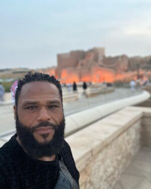 Anthony Anderson Instagram - In Saudi Arabia at The Misk Global Forum moderating and having a fireside chat! #justakidfromcompton #huskyandhandsome #bigzaddy #acbarbeque #saudiarabia