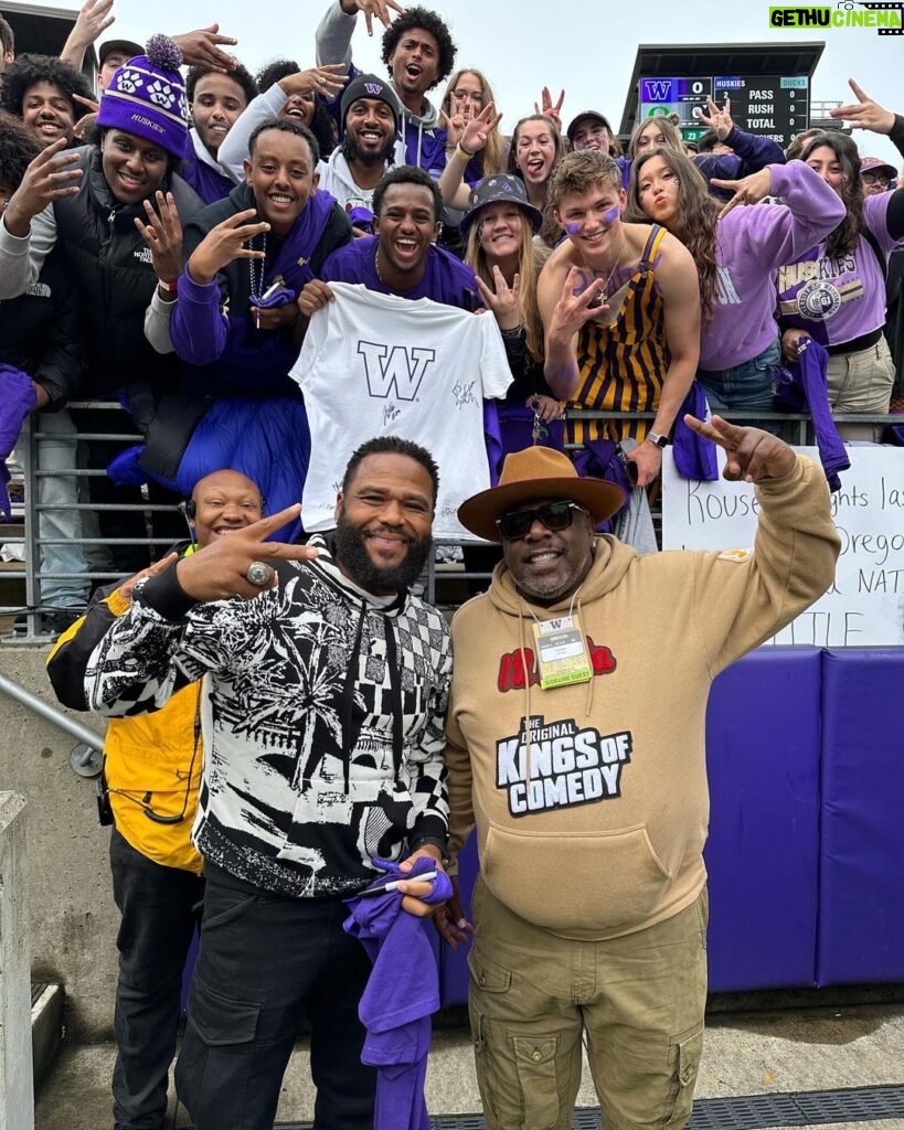 Anthony Anderson Instagram - What a weekend, DAWGS!!! Team #HuskyandHandsome met the Huskies. Thanks for the love and congrats on the W. 👏👏 Who else was feelin that #bigpenixenergy …🤣 Washington Husky Football