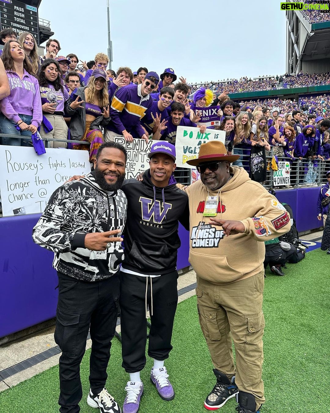 Anthony Anderson Instagram - What a weekend, DAWGS!!! Team #HuskyandHandsome met the Huskies. Thanks for the love and congrats on the W. 👏👏 Who else was feelin that #bigpenixenergy …🤣 Washington Husky Football