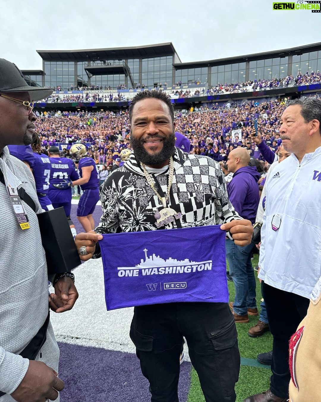 Anthony Anderson Instagram - What a weekend, DAWGS!!! Team #HuskyandHandsome met the Huskies. Thanks for the love and congrats on the W. 👏👏 Who else was feelin that #bigpenixenergy …🤣 Washington Husky Football