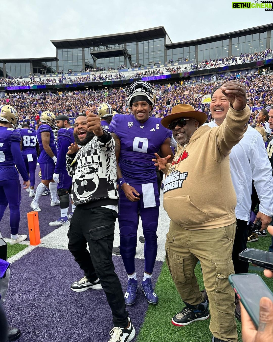 Anthony Anderson Instagram - What a weekend, DAWGS!!! Team #HuskyandHandsome met the Huskies. Thanks for the love and congrats on the W. 👏👏 Who else was feelin that #bigpenixenergy …🤣 Washington Husky Football