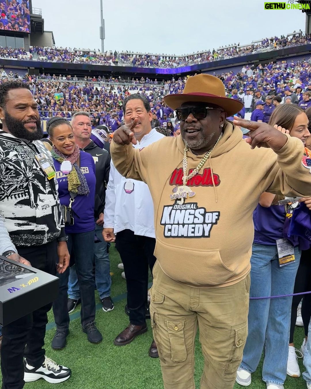 Anthony Anderson Instagram - What a weekend, DAWGS!!! Team #HuskyandHandsome met the Huskies. Thanks for the love and congrats on the W. 👏👏 Who else was feelin that #bigpenixenergy …🤣 Washington Husky Football