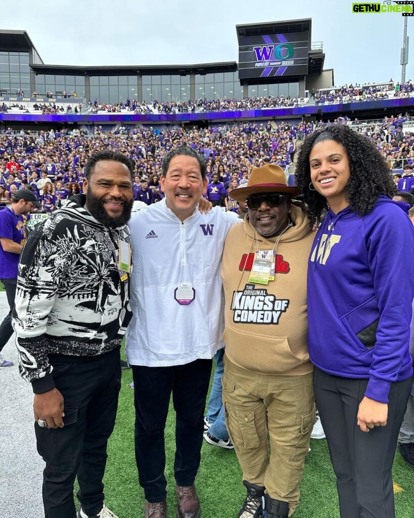 Anthony Anderson Instagram - What a weekend, DAWGS!!! Team #HuskyandHandsome met the Huskies. Thanks for the love and congrats on the W. 👏👏 Who else was feelin that #bigpenixenergy …🤣 Washington Husky Football