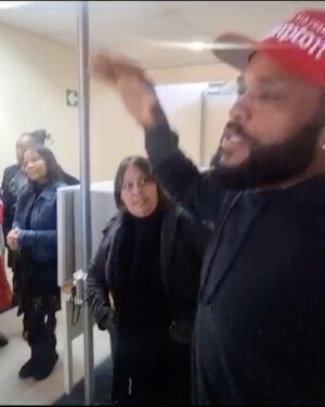 Anthony Anderson Instagram - Went to the Gugulethu Government Social Office to say hello and this happened! They are doing great work helping people! Thanks @deecamzi and Rencia! #justakidfromcompton #fromcomptontocapetown #huskyandhandsome #acbarbeque
