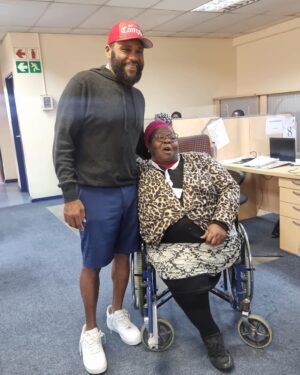 Anthony Anderson Instagram - Went to the Gugulethu Government Social Office to say hello and this happened! They are doing great work helping people! Thanks @deecamzi and Rencia! #justakidfromcompton #fromcomptontocapetown #huskyandhandsome #acbarbeque