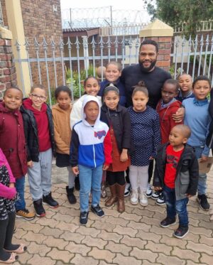 Anthony Anderson Instagram - Yesterday I went to Sunday Mass at I Love Holy Trinity Catholic Church. Although I’m not Catholic I went to worship with a friend. This morning I was awakened by the stirring of the sea! It reminded me that no matter what’s going on around me, thru me  or IN me, it’s ok to be STILL! Today I sat and remained STILL! #justakidfromcompton #fromcomptontocapetown #huskyandhandsome #acbarbeque