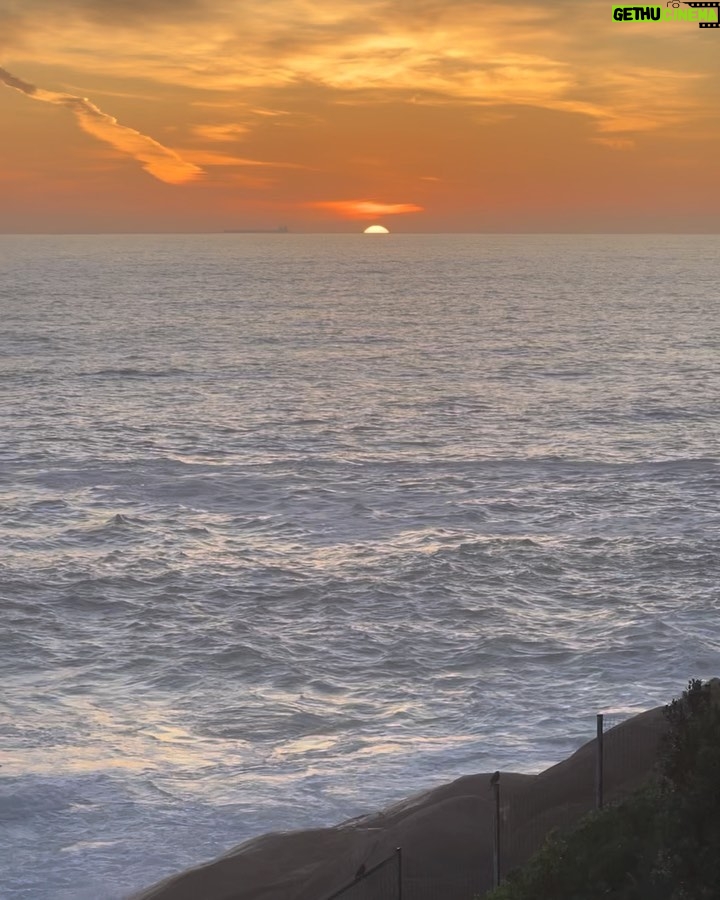 Anthony Anderson - 8.7K Likes - Today has been an amazing day. Capet town moon light and now Cape Town sunsets! This journey I’m on is truly amazing! Continue to walk with me! #fromcomptontocapetown #justakidfromcompton #huskyandhandsome #acbarbeque