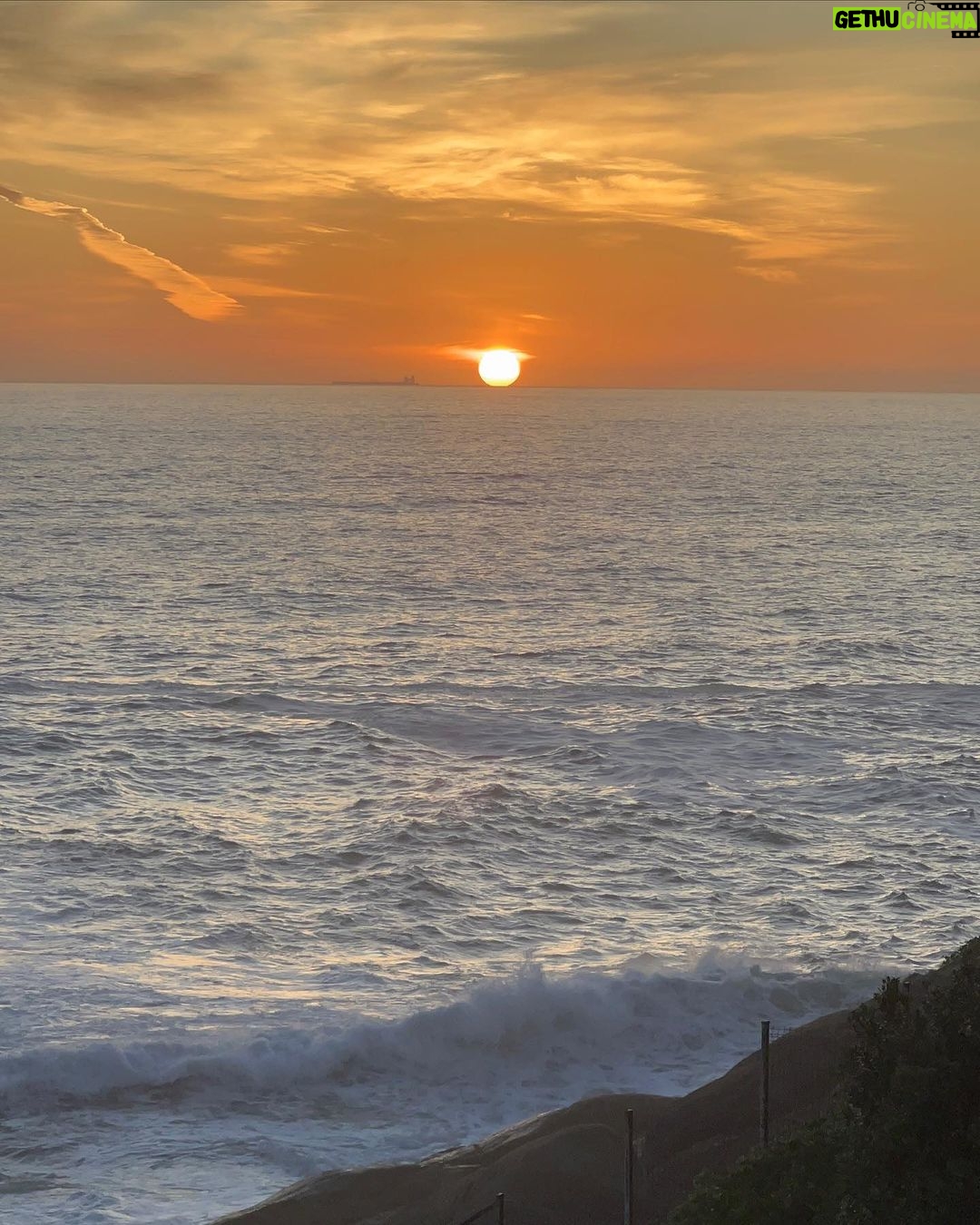 Anthony Anderson - 8.7K Likes - Today has been an amazing day. Capet town moon light and now Cape Town sunsets! This journey Iām on is truly amazing! Continue to walk with me! #fromcomptontocapetown #justakidfromcompton #huskyandhandsome #acbarbeque