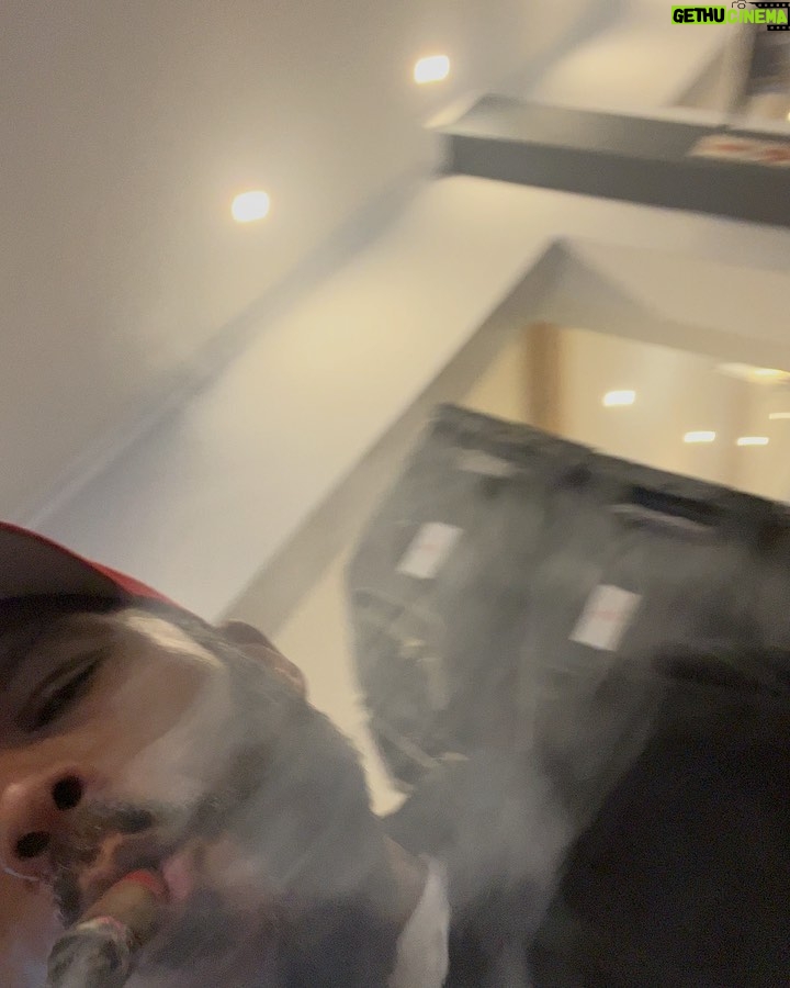 Anthony Anderson - 28.2K Likes - I gotta touch down where my people at! @randscapetown Thanks for the love! #rands #justakidfromcompton #fromcomptontocapetown #huskyandhandsome #acbarbeque