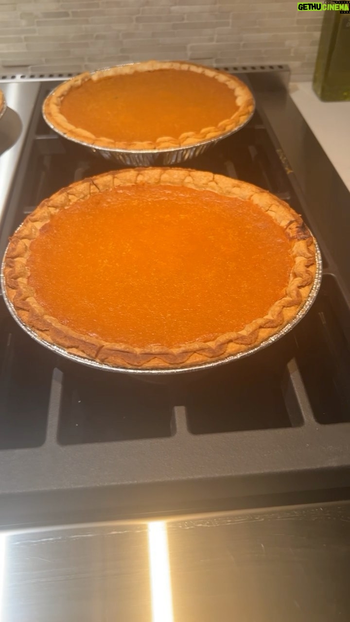 Anthony Anderson Instagram - If you know then you know! Come get yo pie, they ready! #justakidfromcompton #huskyandhandsome #sweetpotatopie #acbarbeque