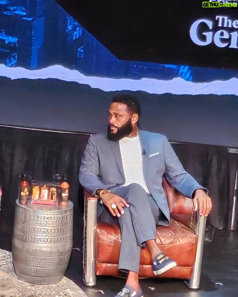 Anthony Anderson Instagram - When you’re sitting across from success and it draws your attention, sometimes all you can do is listen. Eventually the student becomes the teacher! #justakidfromcompton #huskyandhandsome #acbarbeque