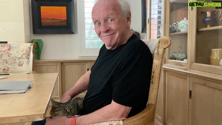 Anthony Hopkins Instagram - Happy Sunday. Between us, Niblo and Spot donโt get along. ๐๐ถ